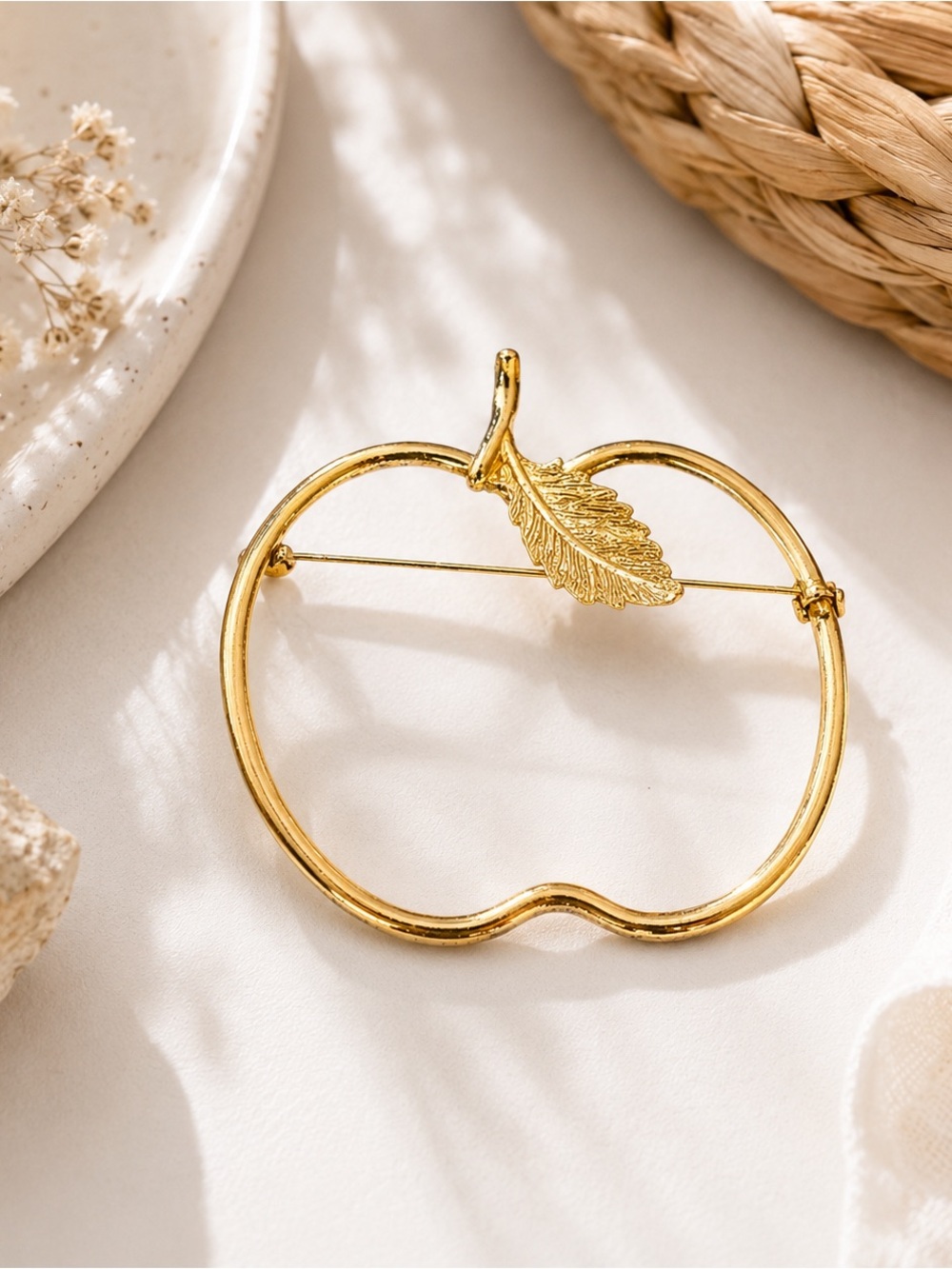 Vintage Gold Tone Apple Outline Brooch Pin Minimalist Teacher Fruitcore F
